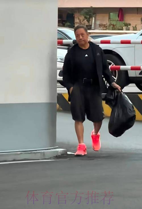 胡明轩要交易？现身基地，曝胡明轩爸爸帮搬行李，谁注意杜锋表态